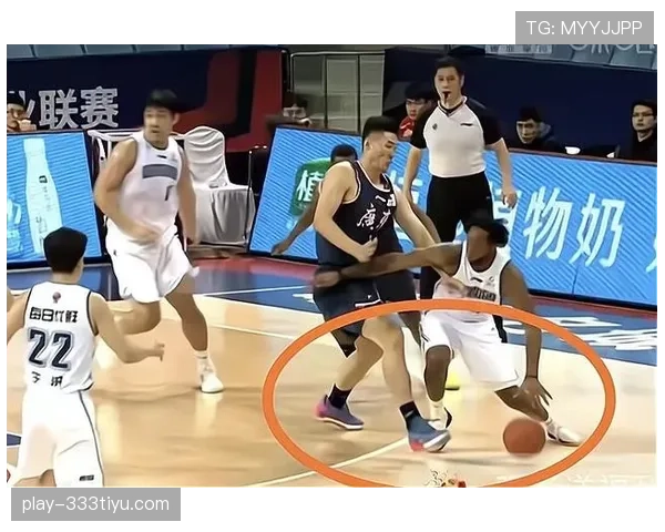 篮球规则解析:技术犯规和违体犯规区别的详细判定标准 篮球规则解析:技术犯规和违体犯规区别的详细判定标准